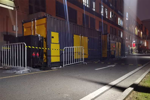 临江柴油发电机组的输出电压是如何调节的？